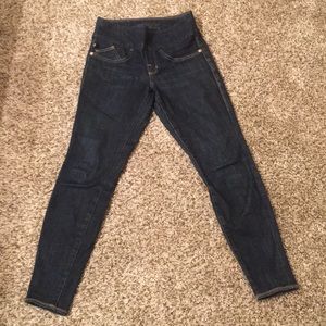 Dark denim skinny jegging.